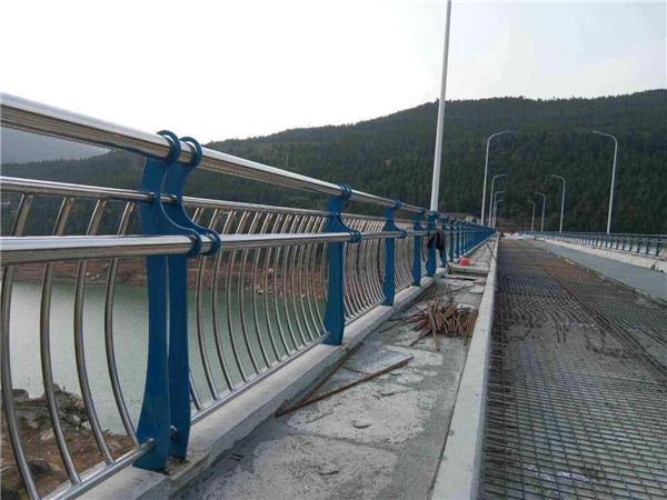 乐东不锈钢桥梁护栏的特点及其在桥梁安全中的重要作用