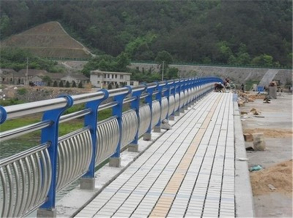 乐东不锈钢桥梁护栏是一种什么材质的护栏